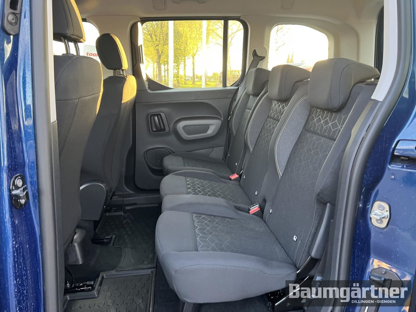 Fahrzeugabbildung Peugeot Rifter Active 1.2 PureTech 130 Automatic/PDC/GJR